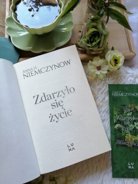   „Zdarzyło się życie” Anna H. Niemczynow - powieść obyczajowa o stracie, przyjaźni, miłości i nowych początkach.
