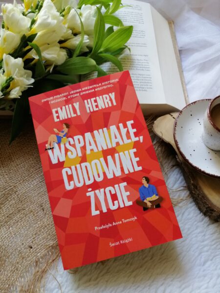 “Wspaniałe, cudownie życie” Emily Henry - powieść obyczajowa o miłości, ambicjach, rodzinnych tajemnicach i blasku sławy.