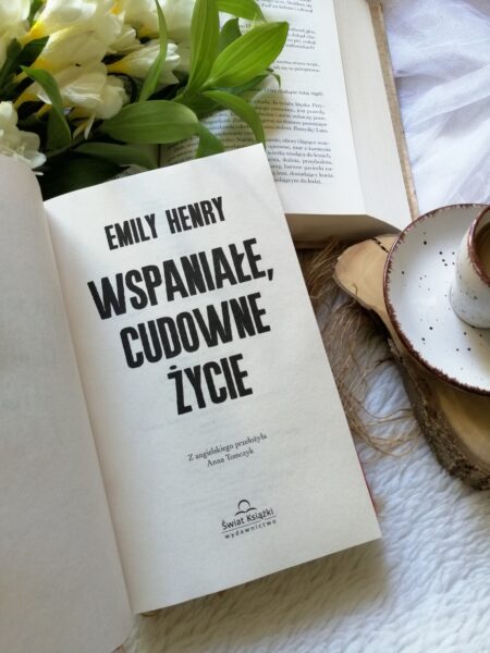   “Wspaniałe, cudownie życie” Emily Henry - powieść obyczajowa o miłości, ambicjach, rodzinnych tajemnicach i blasku sławy.
